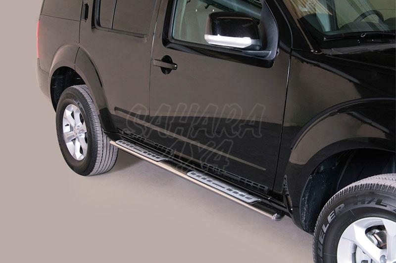 Pareja de estribos en tubo inox, seccin oval, con pisantes. Tipo DSP para Nissan Pathfinder 2010-