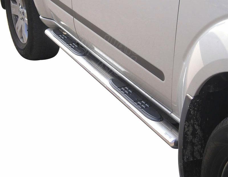 Pareja de estribos en tubo inox, sección oval, con pisantes para Nissan Pathfinder 2005-2010