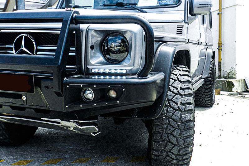 Front bumper with winch base and integrated fog lamps. version Africafor Mercedes Clase G