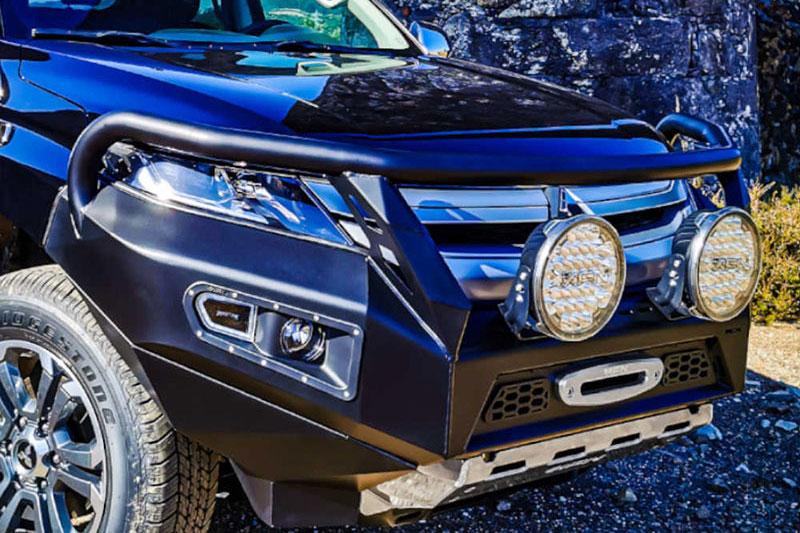 Front bumper with winch base and integrated fog lamps.for Mitsubishi L200 