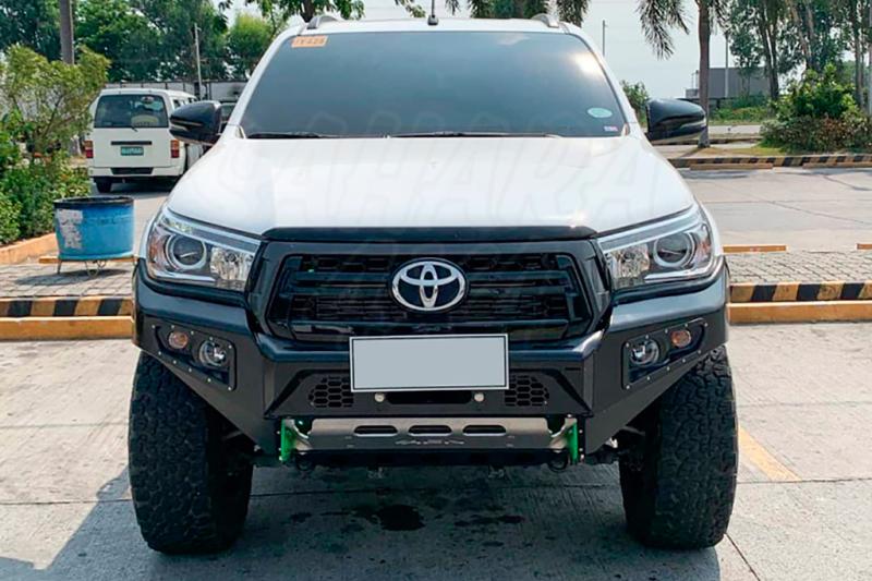 Front bumper with winch mount and ligths