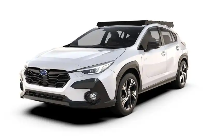 Baca Slimsport Subaru Crosstrek 3rd Gen (GU) (2023-actual) - de Front Runner - Preprate para las aventuras de transporte de equipo impresionante cuando se ajusta a este bajo perfil Slimsport baca de tu Subaru Crosstrek. Esta resistente baca portaequipajes tiene una gran superficie de carga y, gracias a sus barras de aluminio de alta resistencia, puedes montar en l todos los accesorios de montaje superior Front Runner.