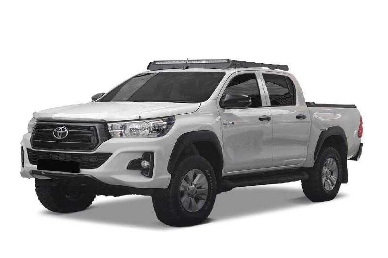 Baca Slimsport / Barra de luces preparada para Toyota Hilux DC (2015-2021) - Preprate para todas las actividades que la madre naturaleza tiene que ofrecer con la Slimsport para la Toyota Hilux DC (2015-2021). Viene con un deflector de viento listo para la barra de luz, para todas esas expediciones nocturnas. Esta baca de bajo perfil es compatible con la mayora de los accesorios Front Runner, por lo que puede construir fcilmente la configuracin que es adecuada para su aventura.Nota: Este juego no es adecuado para los modelos con antena trasera.