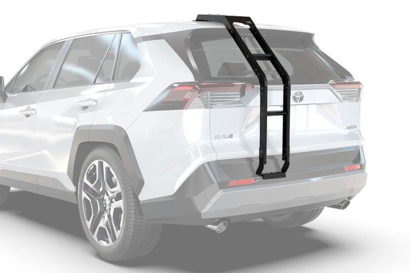 Escalera Toyota Rav4 (2019-actual) - Accede fcilmente al techo de tu Toyota RAV4 con esta escalera ligera de cuatro peldaos. Ahora todo lo que tienes que hacer es subirte a la escalera, y podrs llegar a la carga o al equipo deportivo en la baca portaequipajes o las barras de carga de tu RAV4. Esto es aventurarse de la manera ms fcil.