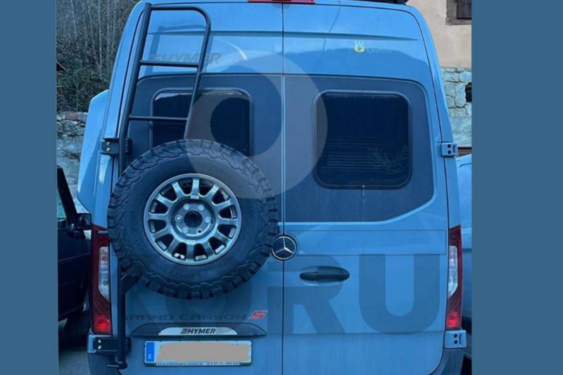 Porta rueda izquierdo Volkswagen Crafter 2018- , bisagra 180 con escalera - Fabricado en Aluminio