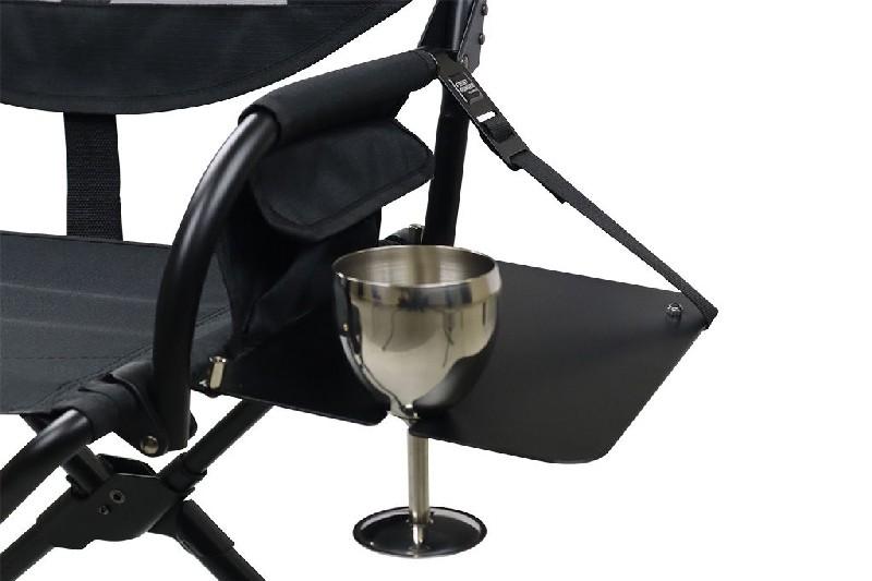 Mesa para silla plegable - Mejora tu Silla Plegable de Front Runner con este accesorio de mesa plegable. Perfecta para acampar, eventos deportivos, la playa y cualquier otra actividad al aire libre. La mesa se acopla a la estructura, creando una superficie robusta y fiable a cada lado de la silla plegable y est fabricada en aluminio duradero y acero de alta resistencia que se construye para soportar incluso las condiciones exteriores ms difciles.